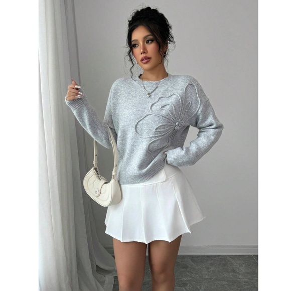 Gray Knit Pullover Sweater Textured Floral Appliqué Long Sleeve - Picture 5 of 9